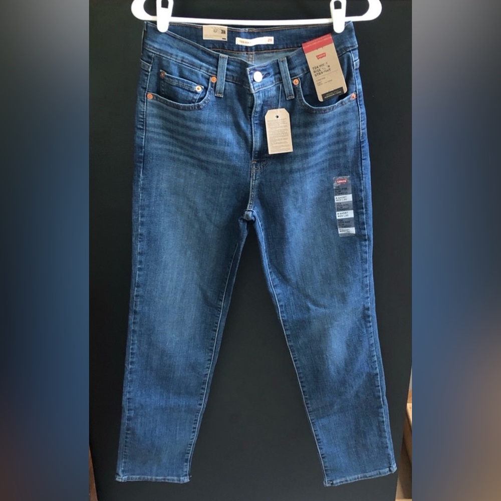 *** New With Tags *** Levi’s High Rise Slim Straight Medium Wash Size 8
